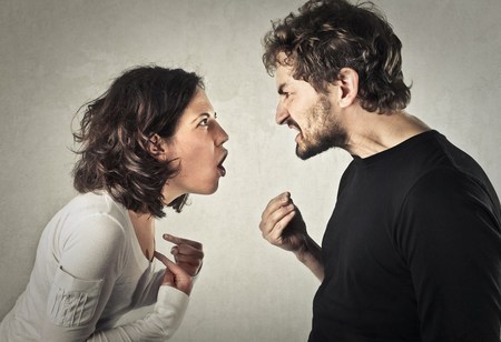 Ζευγάρι σε Σύγκρουση: 4 Σφάλματα Επικοινωνίας που οδηγούν έναν απλό Καυγά σε Θύελλα, Βγάλε τους Τοξικούς Ανθρώπους απ’ τη ζωή σου