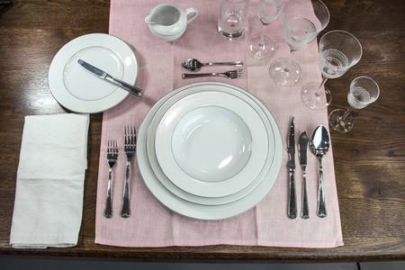Savoir Vivre: Πως να γευματίσεις σαν gentleman όταν είσαι καλεσμένος για δείπνο